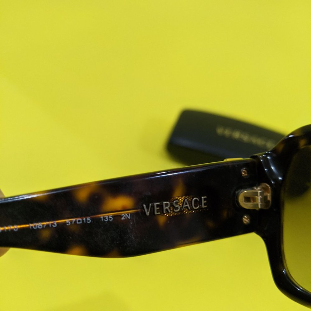 VERSACE Sunglasses in Fabulous Condition - Picture 5 of 6